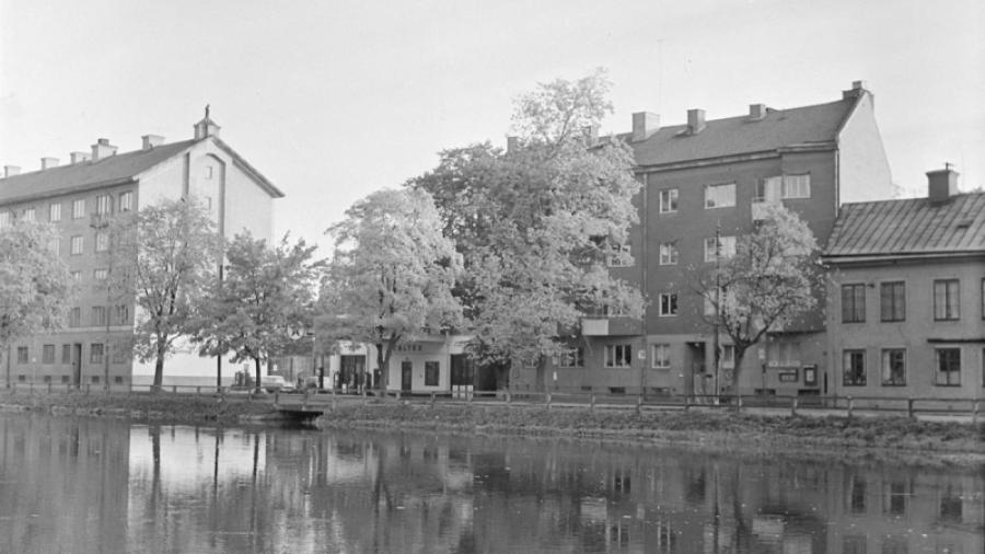 Bensinstation Caltex Oil AB vid Fyrisån, kvarteret Edda, Svartbäcken, Uppsala. Fotograf Gunnar Sundgren