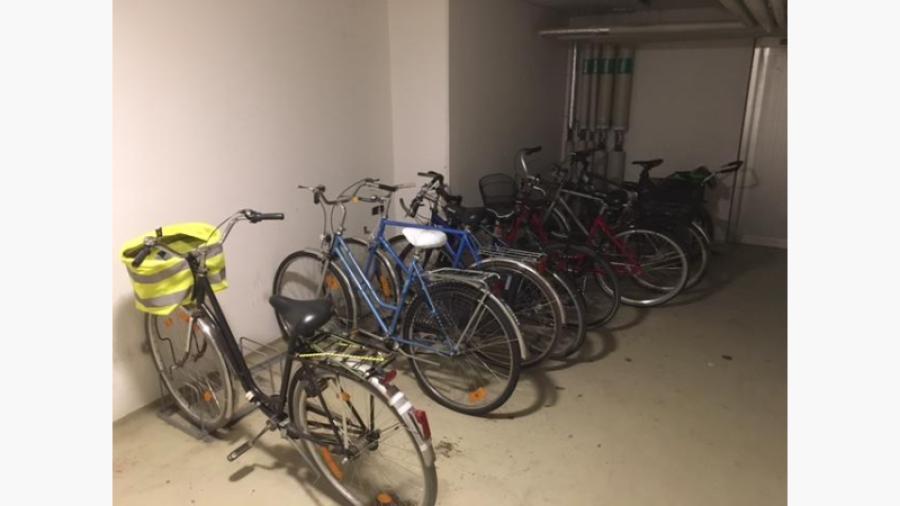 Plats för cyklar i källaren på Skolgatan 20